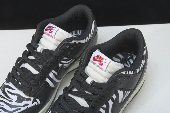 quartersnacks x nike sb dunk low zebra dm3510-00