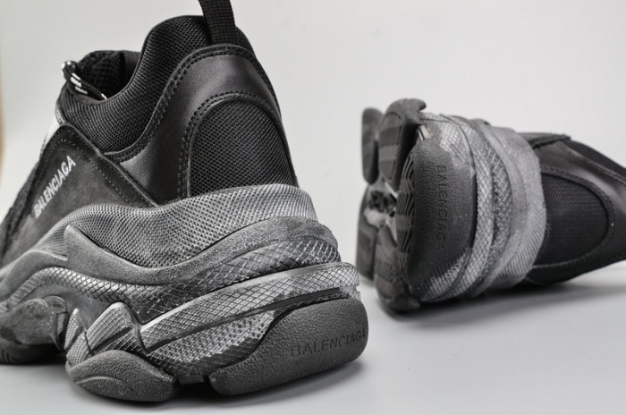 bl black triple s trainer w06g01001